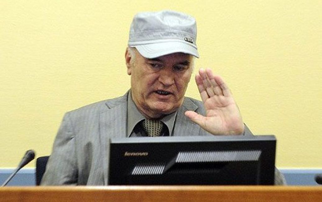 Нідерланди, Гаага. Колишній генерал боснійських сербів Ратко Младіч під час першого судового засідання у міжнародному трибуналі ООН з питань військових злочинів. Ратко Младіча віддали під трибунал після 16 років, які він провів у бігах. Младіча називають "М&#039;ясником з Боснії". / © AFP