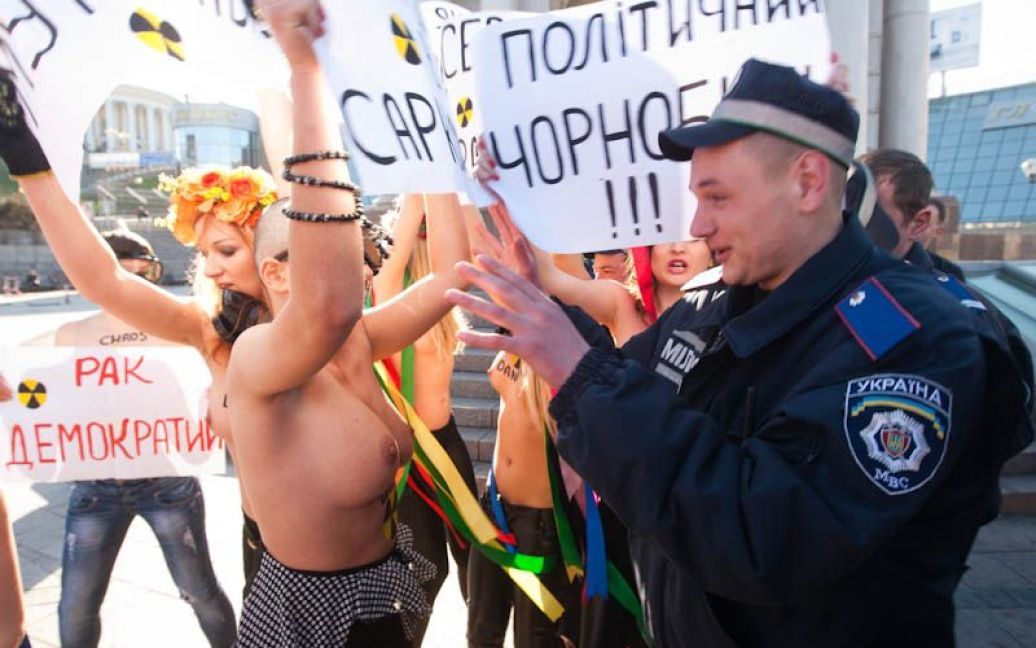 Міліція затримала активісток руху FEMEN Інну Шевченко, Сашу Шевченко, Надію Мопедову і Діану Сенич. / © femen.livejournal.com