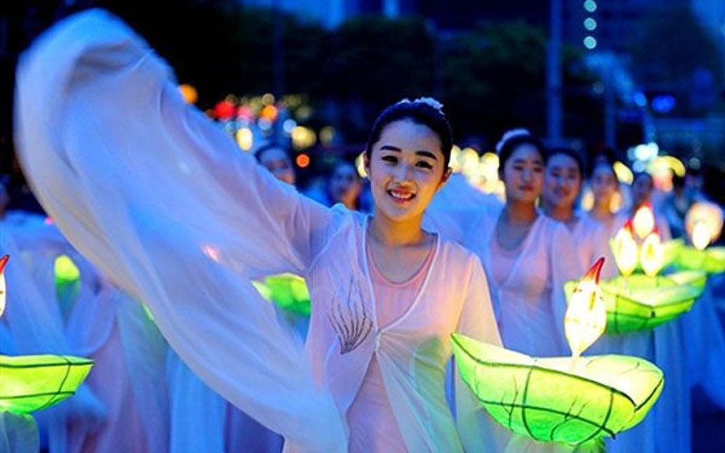 Республіка Корея, Сеул. Південнокорейські буддисти беруть участь у святковому параді, доки вони готуються до дня народження Буди. Офіційний день народження Будди святкується у повний місяць у травні. / © AFP