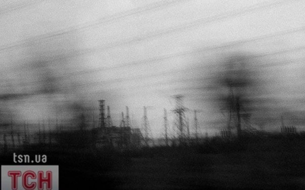 Раніше по цих лініях електропередачі проходила енергія від ЧАЕС. Тепер вони тільки підтримують системи радіоактивного контролю і безпеки. / © Артур Бондарь/ТСН.ua