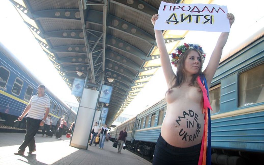 Жіночий рух FEMEN влаштував чергову топлес-акцію протесту на центральному вокзалі у Києві. / © femen.livejournal.com