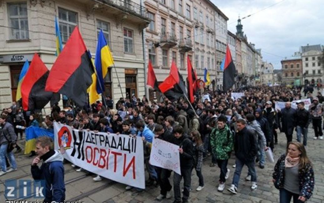 Близько двох тисяч студентів у Львові провели акцію протесту "Проти деградації освіти" / © zik.com.ua