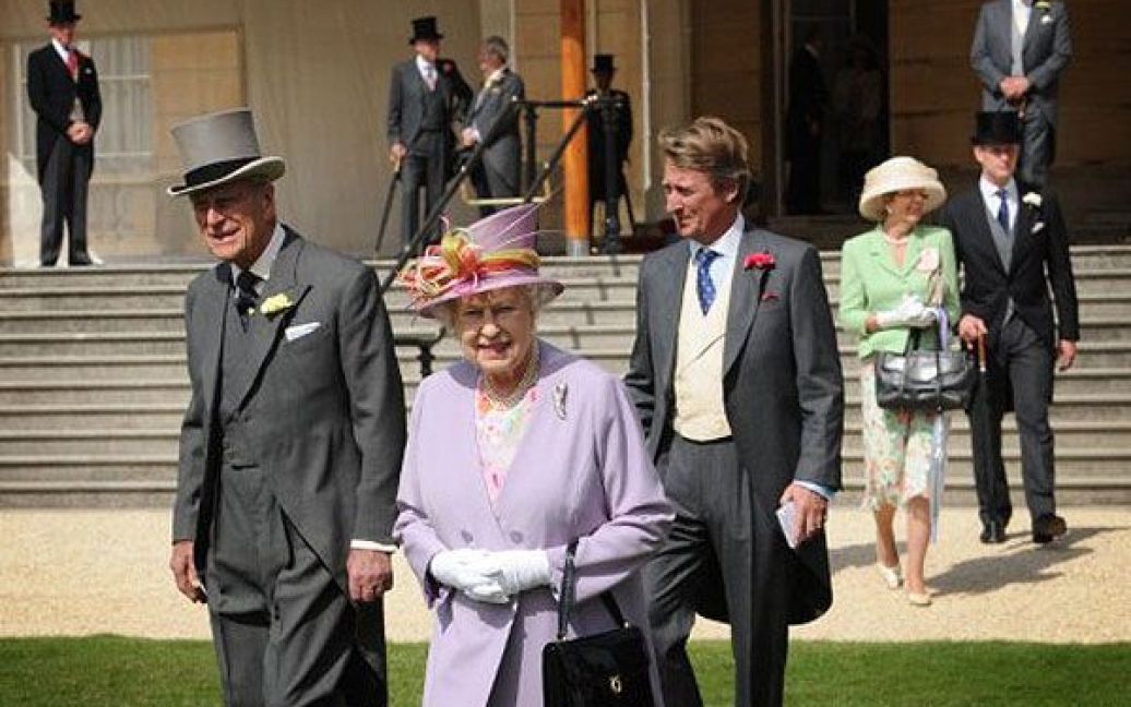 Великобританія, Лондон. Британська королева Єлизавета II і герцог Единбурзький відвідали першу в цьому році королівську вечірку в саду, яку провели в Букінгемському палаці в Лондоні. / © AFP