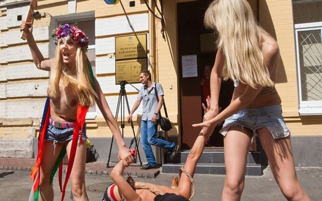 Активістки жіночого руху FEMEN влаштували театралізований топлес-протест "Забій кролятини" у дворі Печерського райсуду, де відбувається суд у справі екс-глави МВС України Юрія Луценка. / © 