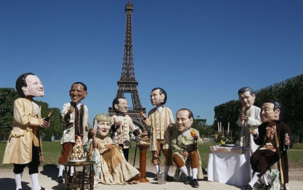 Франція, Париж. Активісти гуманітарних організації у гігантських костюмах з пап&#039;є-маше представляють лідерів країн G8 перед початком саміту в Довілі. / © AFP