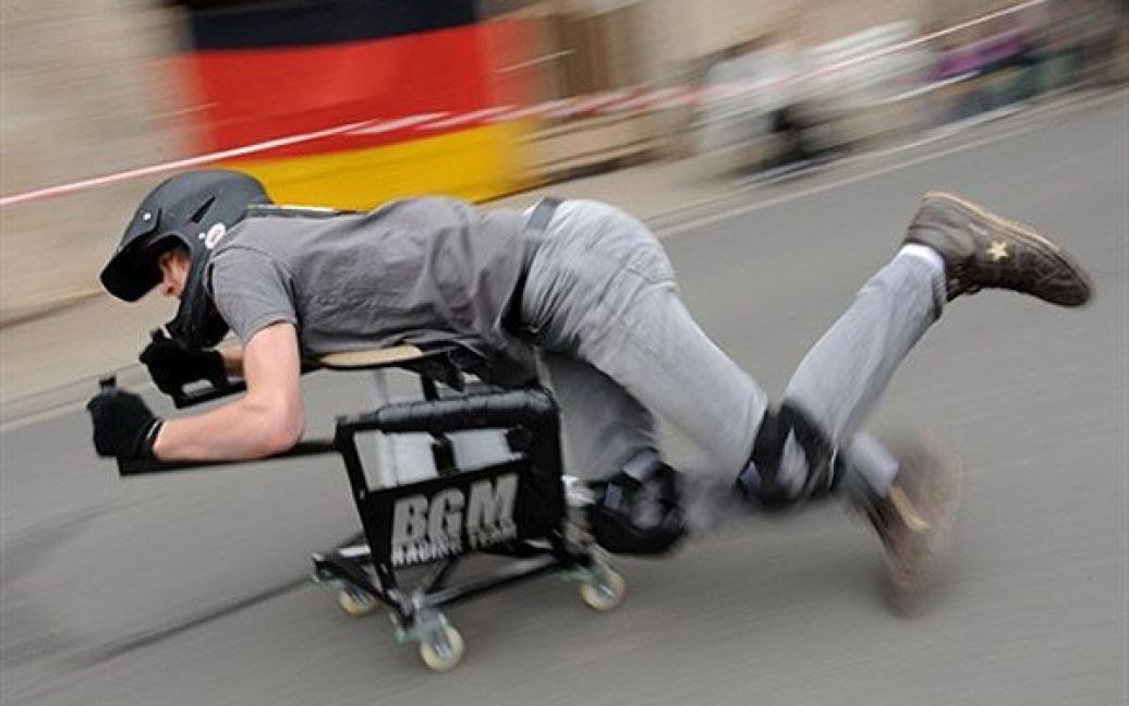 У німецькому місті Бад-Кеніг відбувся 3-ій турнір з перегонів на офісних стільцях, в якому взяли участь 58 "гонщиків". / © AFP