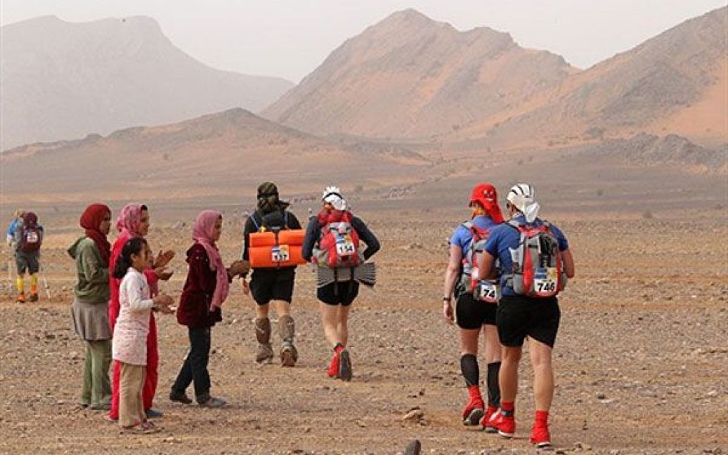 В пустелі Сахара пройшов 26-ий Піщаний марафон (Marathon des Sables), в якому взяли участь 844 спортсмени. / © AFP