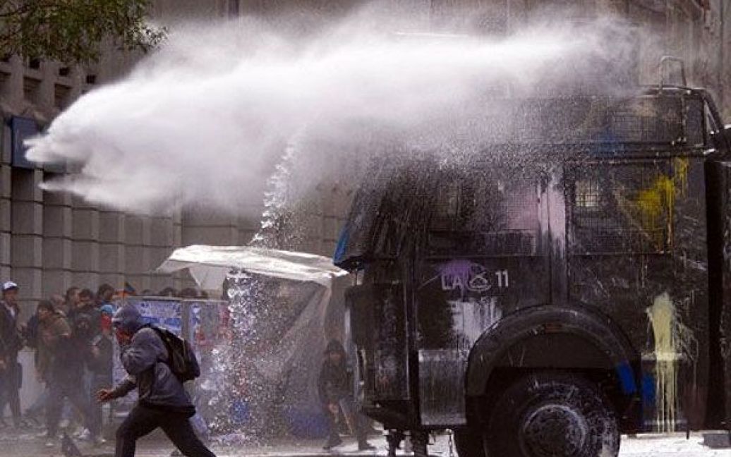 Чилі, Сантьяго. Студентів розганяють водометами під час маршу протесту проти уряду президента Себастьяна Піньєри і нового закону про освіту. / © AFP