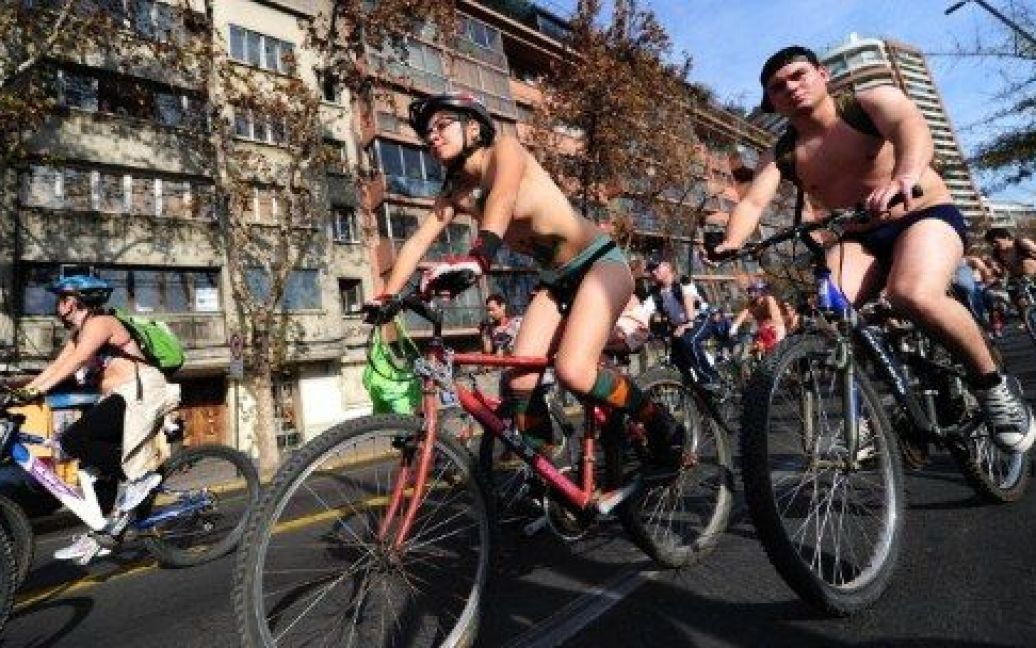 У кількох країнах світу велосипедисти провели голі акції протесту проти залежності світу від нафти та користування автомобілями. / © AFP