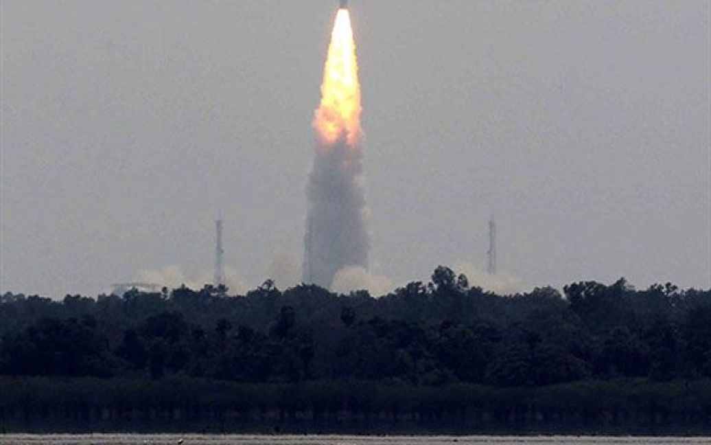Індія, космічна станція Шріхарікота. Індійська ракета-носій PSLV-C16 доставляє на орбіту останню модель супутника дистанційного зондування Resourcesat-2, який вивчатиме можливість раціонального використання природних ресурсів. / © AFP
