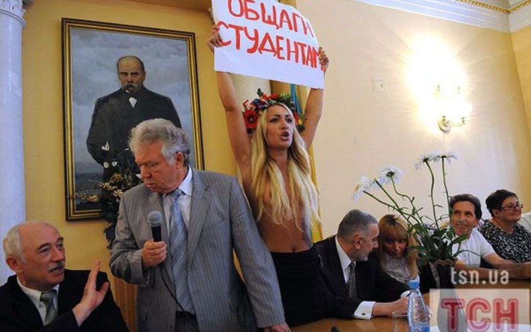 Жіночий рух FEMEN провів топлес-акцію протесту "Євробомж-2012" проти виселення студентів з гуртожитків перед проведенням Євро-2012. / © ТСН.ua