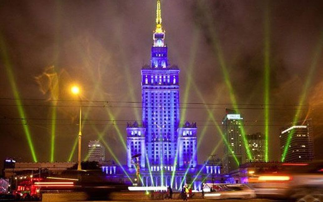 Польща, Варшава. Яскравим лазерним шоу у Варшаві відзначила Польща початок свого головування в ЄС. Польща керуватиме владою Європейського Союзу протягом шести місяців. / © AFP