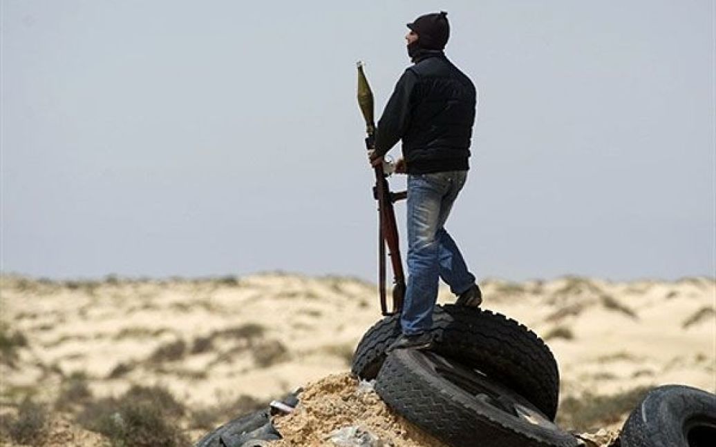 Лівійська Арабська Джамахірія, Брега. Лівійський повстанець тримає гранатомет і роздивляється пустелю поблизу міста Брега, де триває боротьба між силами повстанців і силами Муаммара Каддафі. / © AFP