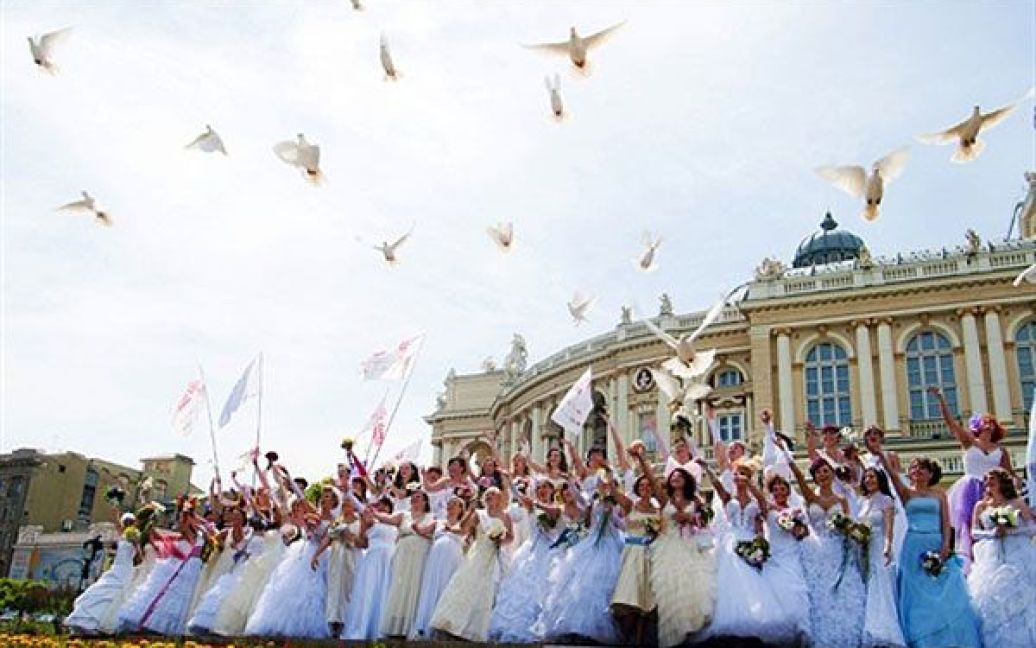 Україна, Одеса. Близько 50 наречених випускають білих голубів під час параду наречених в Одесі. / © AFP
