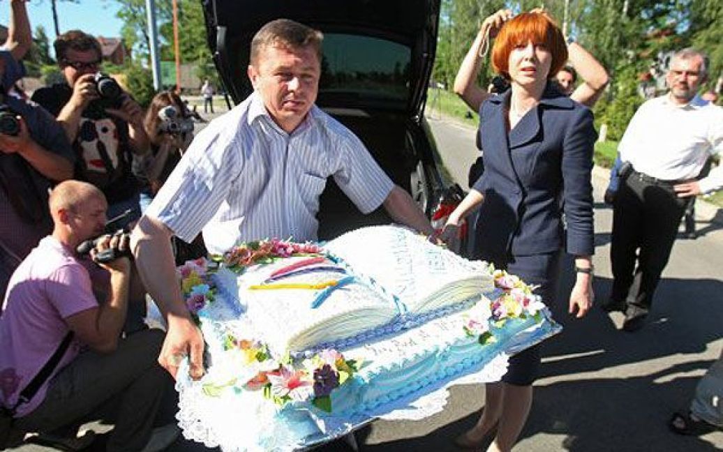 У багажнику автомобіля Дарки Чепак лежав багатокілограмовий торт з написом "З днем журналіста". / © УНІАН