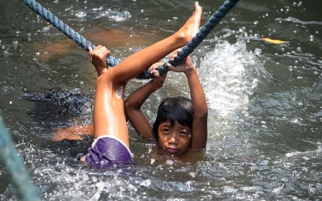 Філіппіни, Маніла. Діти купаються у річці Пасіг у Манілі. / © AFP