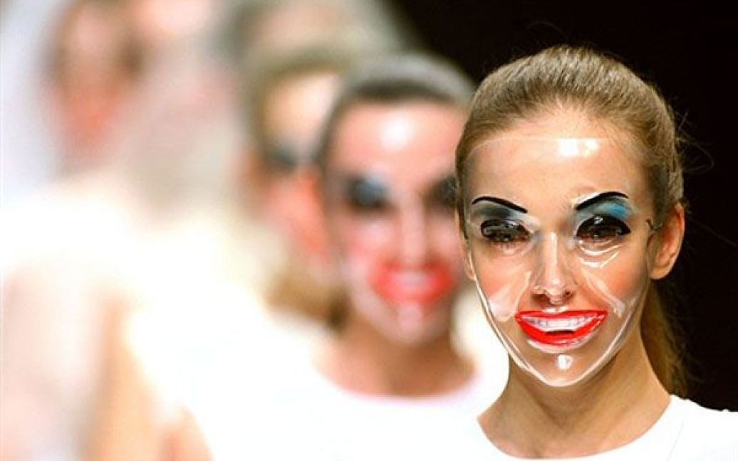 Литва, Вільнюс. Моделі, одягнені в маски, беруть участь у показі литовського дизайнера Агне Кузмікайте під час Литовського тижня моди. / © AFP