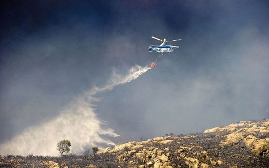 Іспанія, Ла Лінеа де ла Консепсьон. Вертоліт гасить палаючий вогонь на горі Сьєрра-Карбонера поблизу Кадіса. / © AFP