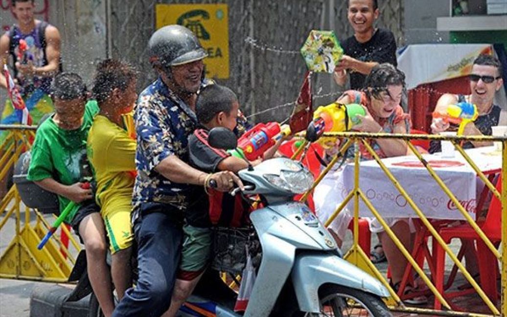 Акція пройшла в рамках святкування Cонгкрана - тайського Нового року. / © AFP