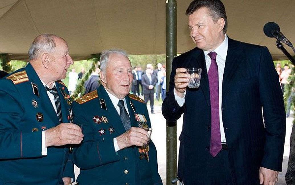 Янукович на зустрічі з ветеранами попросив налити стільки горілки, щоб не було соромно / © President.gov.ua