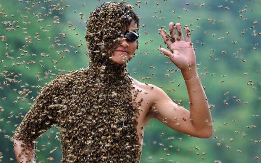 Двоє китайців влаштували незвичні змагання: вони сперечались, хто привабить на себе більшу кількість бджіл. / © bigpicture.ru