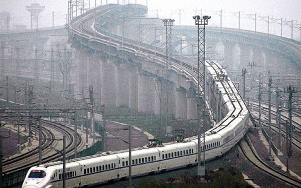 Китай, Шанхай. Потяг, який може розвивати швидкість до 300 кілометрів на годину, виконує пробний рейс у Шанхаї. Потяг запустили на високошвидкісній залізничній лінії між Пекіном і Шанхаєм. / © AFP