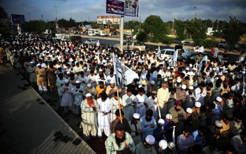 Пакистан, Карачі. У Карачі відбулася меморіальна демонстрація з нагоди смерті Усами бен Ладена. Сотні людей помолилися за бен Ладена як за святого мученика. / © AFP