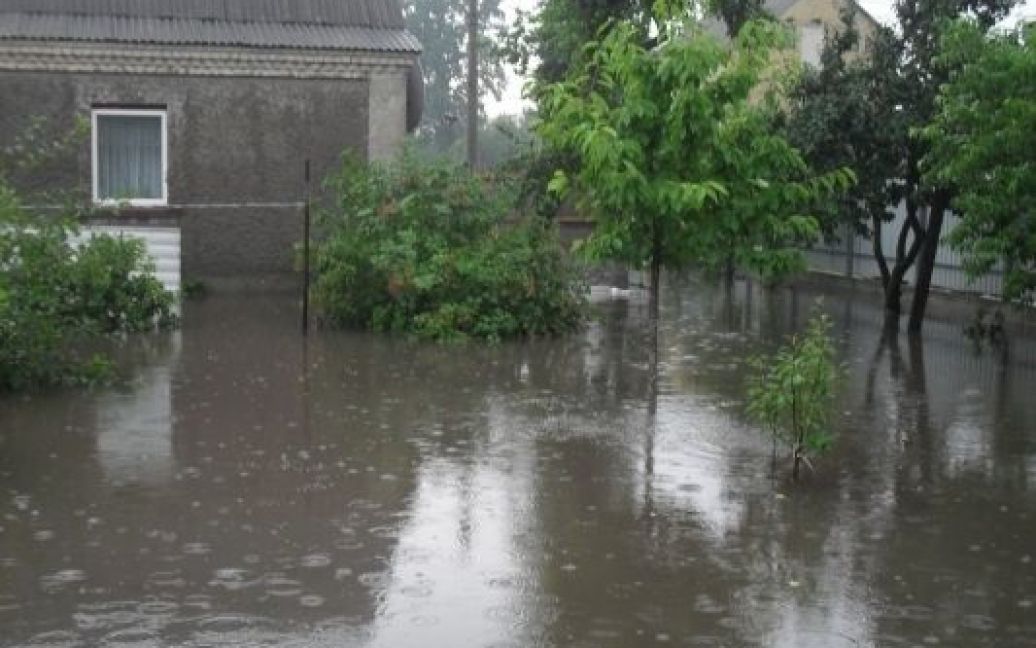 Через сильний дощ підтопило мікрорайон Бортничі, води було по коліно, затопило сараї та будинки. / © Gazeta.ua