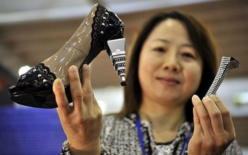 Швейцарія, Женева. Тайванська винахідниця позує зі своїм винаходом, взуттям на високих підборах зі змінними компонентами. У Женеві стартувала 39-та Міжнародна виставка винаходів, в якій беруть участь більше 765 експонентів з 45 країн світу. / © AFP