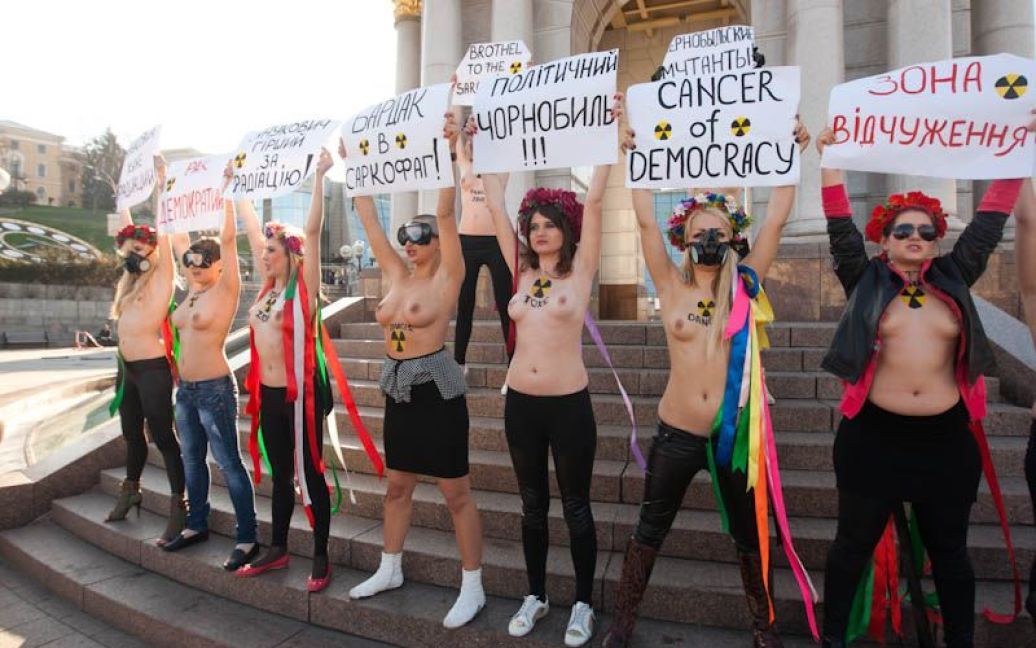 FEMEN закликала міжнародних гостей Пан Гі Муна, та Жозе Мануеля Баррозу виступити в благородній ролі ліквідаторів політичного Чорнобилю в Україні / © femen.livejournal.com