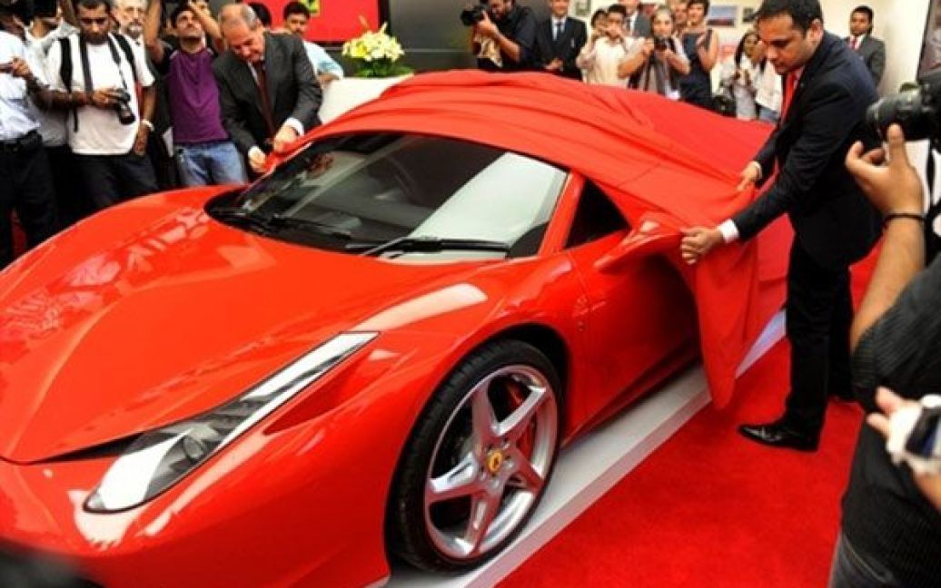 Індія, Нью Делі. Презентація Ferrari 458 під час відкриття першого дилерського салону Ferrari в Індії. Повний спектр спортивних автомобілів від італійського виробника з&#039;явиться у продажу в Індії. / © AFP