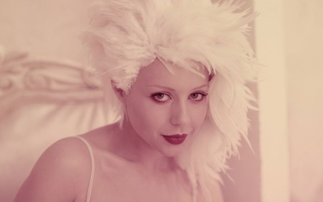 Співачка Тіна Кароль у своєму новому кліпі стала рожевою нареченою і зіграла разом із лебедем у роялі. / © ТСН.ua
