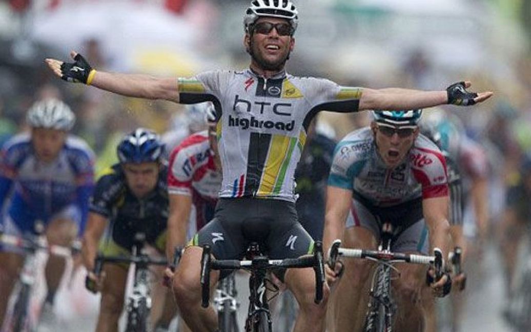 Франція, Лавор. Британський велогонщик Марк Кавендіш святкує перемогу на фініші одинадцятого етапу велогонки "Тур де Франс 2011". / © AFP