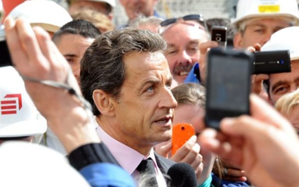 Франція, Гравеліне. Співробітники АЕС у Гравеліне фотографують президента Франції Ніколя Саркозі під час його візиту на станцію. Саркозі повідомив про відкриття терміналу зрідженого газу у місті Дюнкерк, що дозволить Франції на 20% скоротити свої витрати на природний газ. / © 