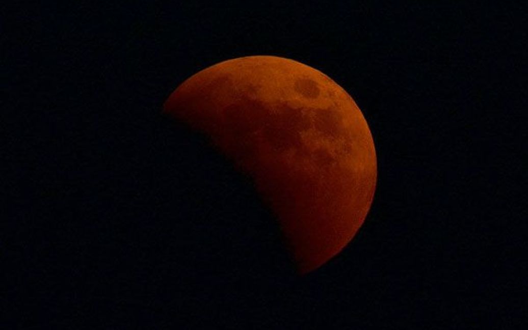 Темно-червоний диск Місяця могли спостерігати жителі окремих частин Європи, Африки, Центральної Азії, Австралії та Латинської Америки. / © AFP