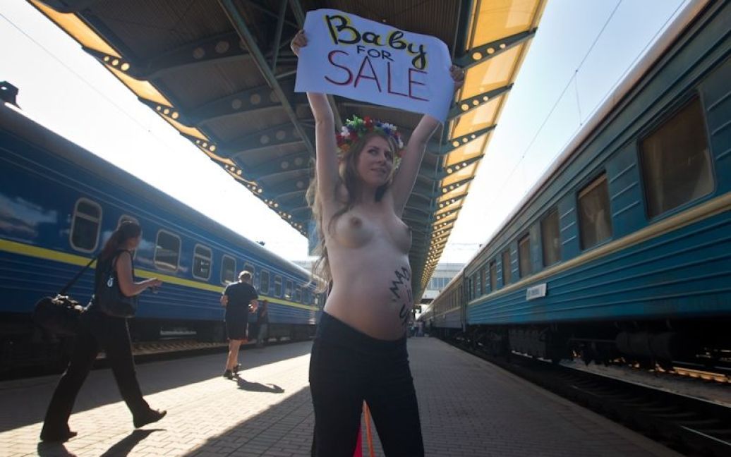 Акція протесту FEMEN проти української суррогатно-породільної індустрії. / © femen.livejournal.com