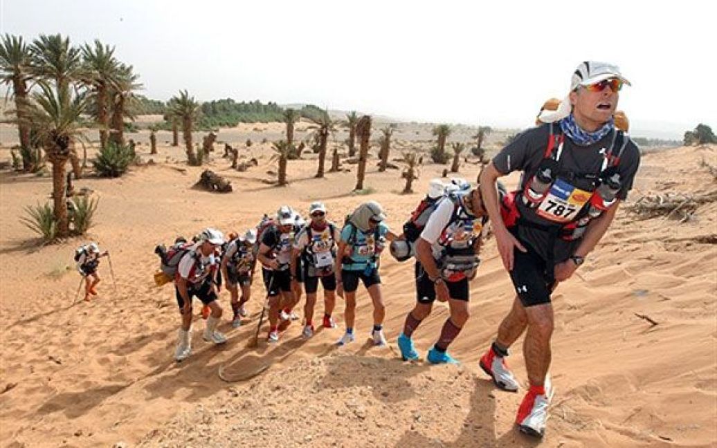 У марафоні пустелею на 250 км, який тривав 7 днів, цього року взяли участь 844 спортсмени з 43 країн світу. / © AFP