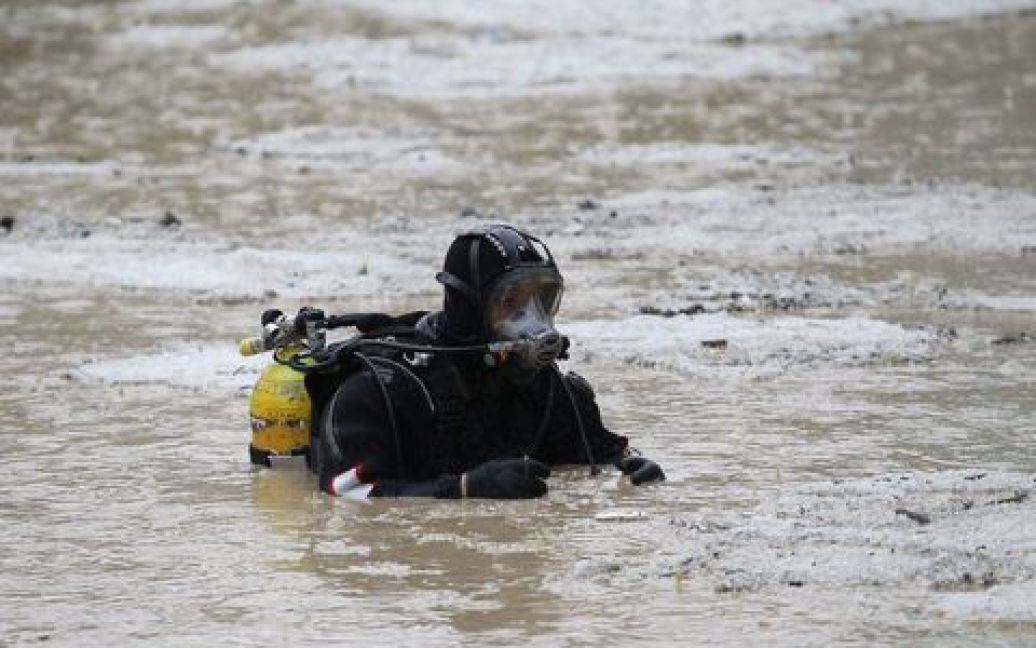 Знадобилася навіть допомога дайверів - вони евакуювали постраждалих з-під води. / © haberturk.com