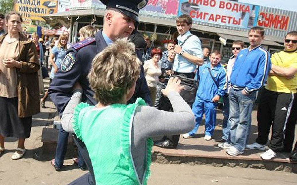 Підприємці почали чинити опір міліції, закидали правоохоронців яйцями та спробували взяти штурмом ринок, через що 12 осіб були затримані. / © УНІАН