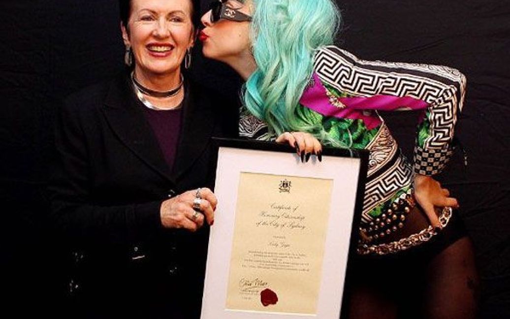 Австралія, Сідней. Лорд-мер Сіднея Кловер Мур вітає американську співачку Леді Гага з отриманням звання почесної громадянинки Сіднея. Леді Гага планує влаштувати концерт перед ратушею на підтримку прав геїв. Фото AFP/Сідней/Марк Меткалф / © AFP