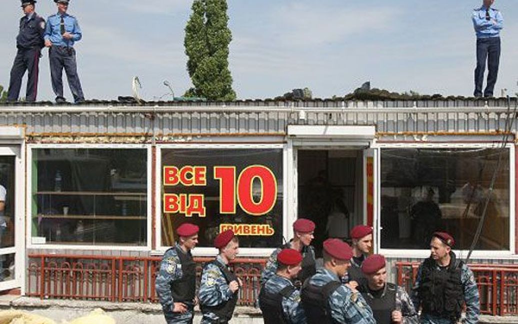 Представники КП "Київблагоустрій" продовжують роботи з демонтажу кіосків. / © УНІАН