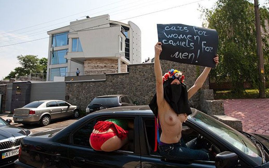 Активістки руху FEMEN у хіджабах розгорнули плакати "Жінкам - машини, чоловікам &ndash; верблюди!", "Жінки рулять!", "Let&#039;s drive", "Wild morals". / © Жіночий рух FEMEN