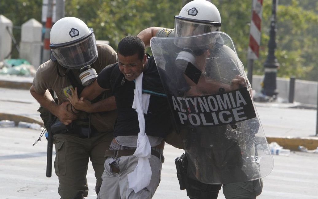 У Греції в ході масових безладів, спровакованих анархістами, майже 50 осіб отримали поранення. / © bigpicture.ru