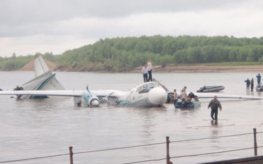 Кількість жертв аварійної посадки літака Ан-24 у Томській області Росії становить 7 людей. / © Вести