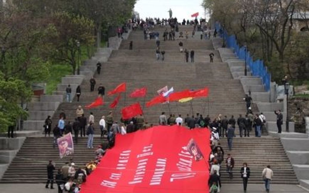 З урахуванням групи підтримки, яка прибула з прапором із Запоріжжя, де він і був пошитий, в акції взяли участь близько 150 осіб. / © Мост-Одесса