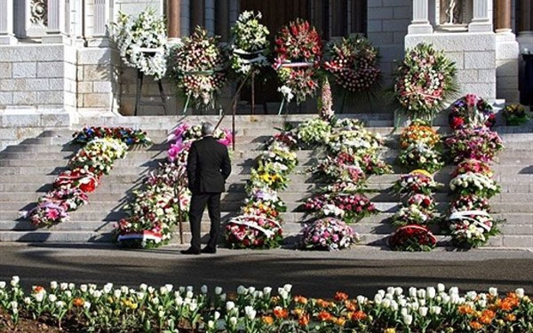 Монако, Монако. Букети і вінки з квітів виставлені на сходах собору Монако після похорон принцеси Антуанетти, сестри покійного князя Монако Рене. Принцеса Антуанетта померла у 90-річному віці в Монако. / © AFP