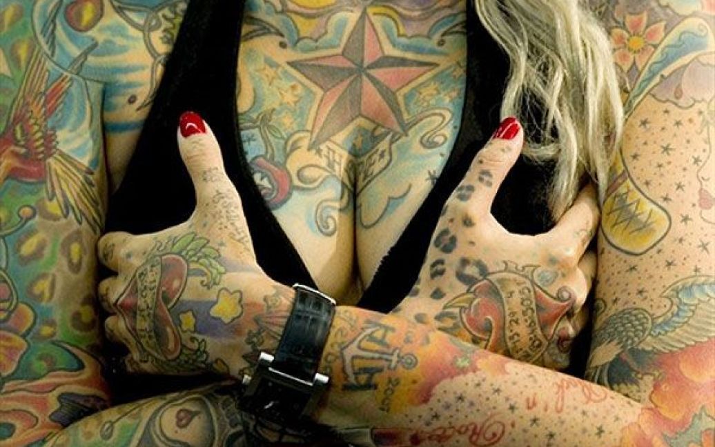 Німеччина, Франкфурт-на-Майні. Жінка демонструє свої татуювання на 19-ій міжнародній тату-конвенції у Франкфурті-на-Майні. / © AFP