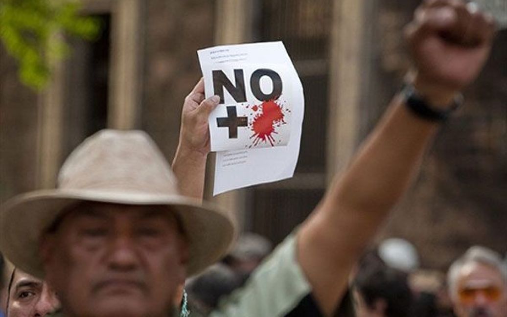 Мексика, Мехіко. Члени руху "Громадянське суспільство" провели демонстрацію на знак протесту. Бої між наркобаронами у Мексиці забрали більше 35 тисяч життів по всій країні протягом останніх трьох років. / © AFP