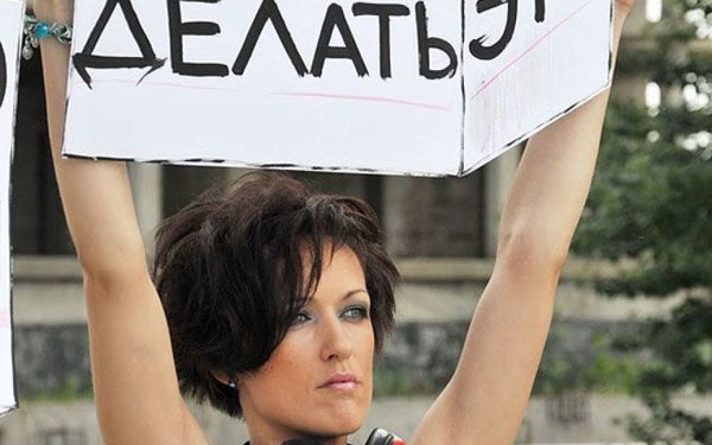 Жіночий рух FEMEN провів на київській довгобудові топлес-протест "Голі стіни". / © Жіночий рух FEMEN