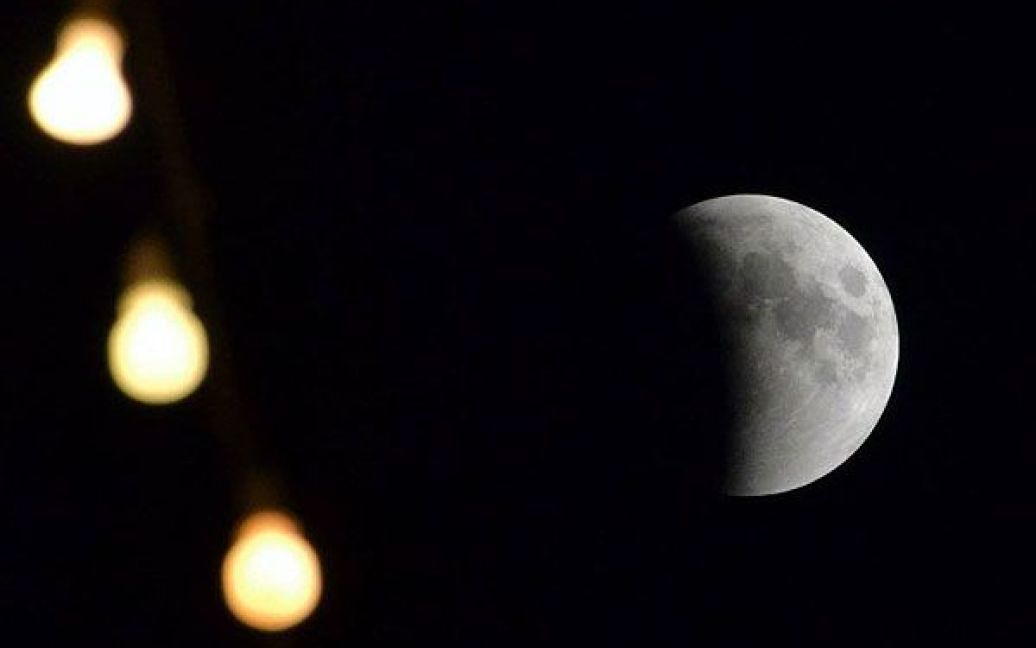 Мільйони людей по всій Землі цієї ночі мали можливість побачити рідкісне природне явище &mdash; повне місячне затемнення. / © AFP